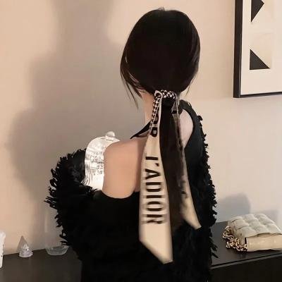 落在她身边